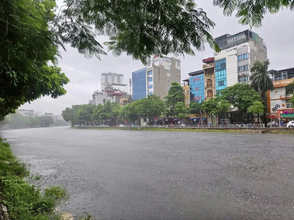 Sông Tô Lịch ở Hà Nội "trong xanh" lạ thường sau mưa bão Sông Tô Lịch ở Hà Nội "trong xanh" lạ thường sau mưa bão