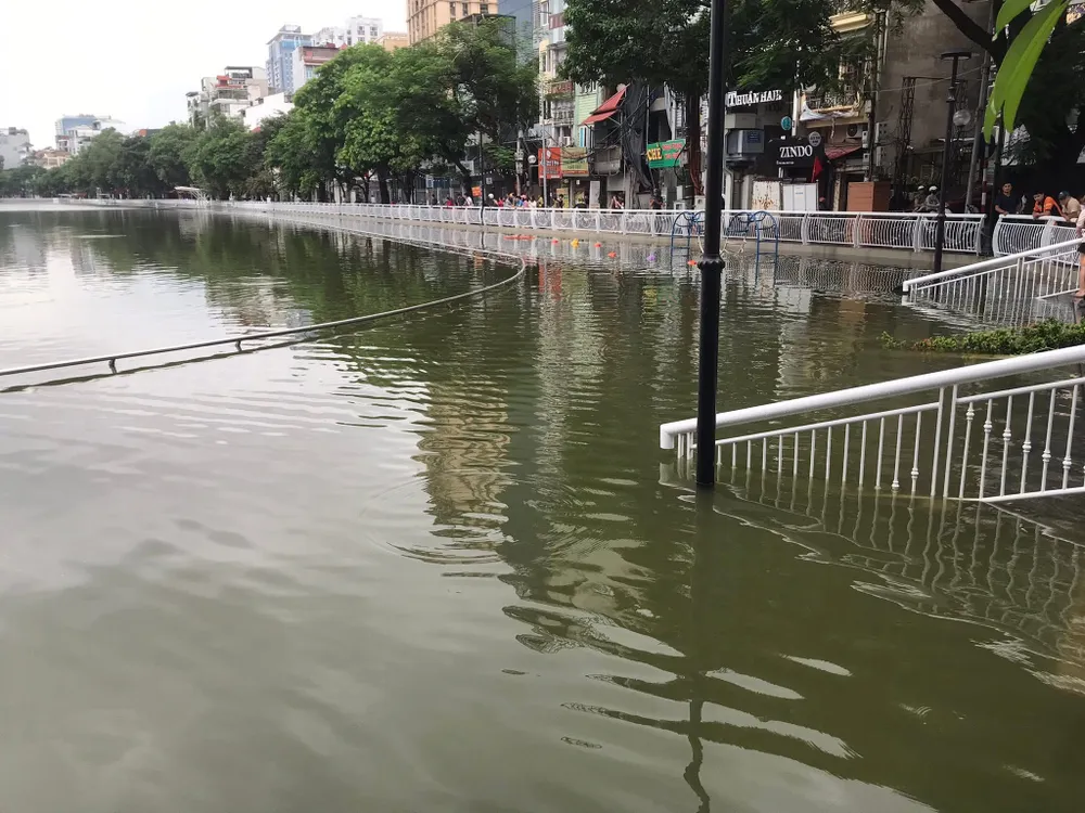 Hồ Hoàng Cầu và các hồ chứa nước mưa ở Hà Nội đang căng nước, tiêu thoát chậm do các sông ở ngoại thành có lũ IMG_1877.jpeg