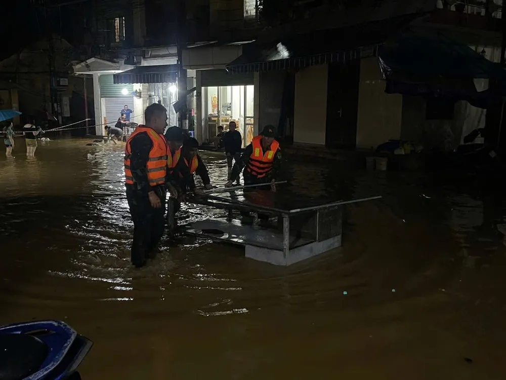 Lực lượng chức năng khẩn trương sơ tán người dân ở phường Yên Bái sống ven sông Hồng. Ảnh: T.H.Y.B IMG_1882.jpeg
