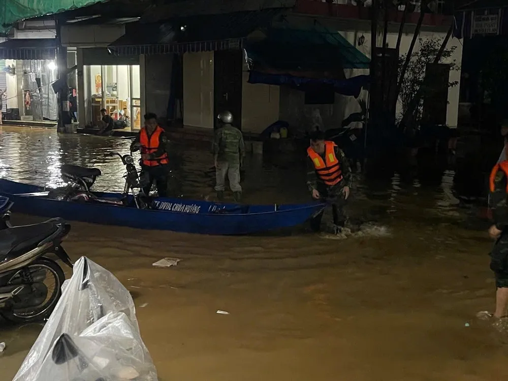 Nhiều người dân ở phường Yên Bái (tỉnh Lào Cai) phải chạy lũ trong đêm IMG_1883.jpeg