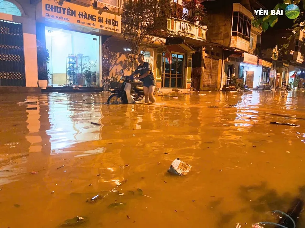 Nước sông Hồng lên ngập đường ở ven sông thuộc phường Yên Bái (tỉnh Lào Cai) từ tối qua 26-8. Ảnh: FB YÊN BÁI IMG_1884.jpeg