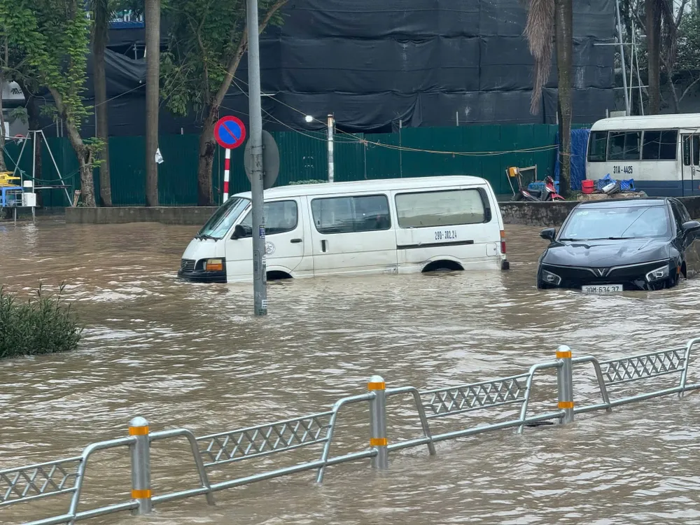 Chiều 27-8, phương tiện qua lại đường Võ Chí Công ở Hà Nội vẫn bì bõm trong nước IMG_1933.jpeg