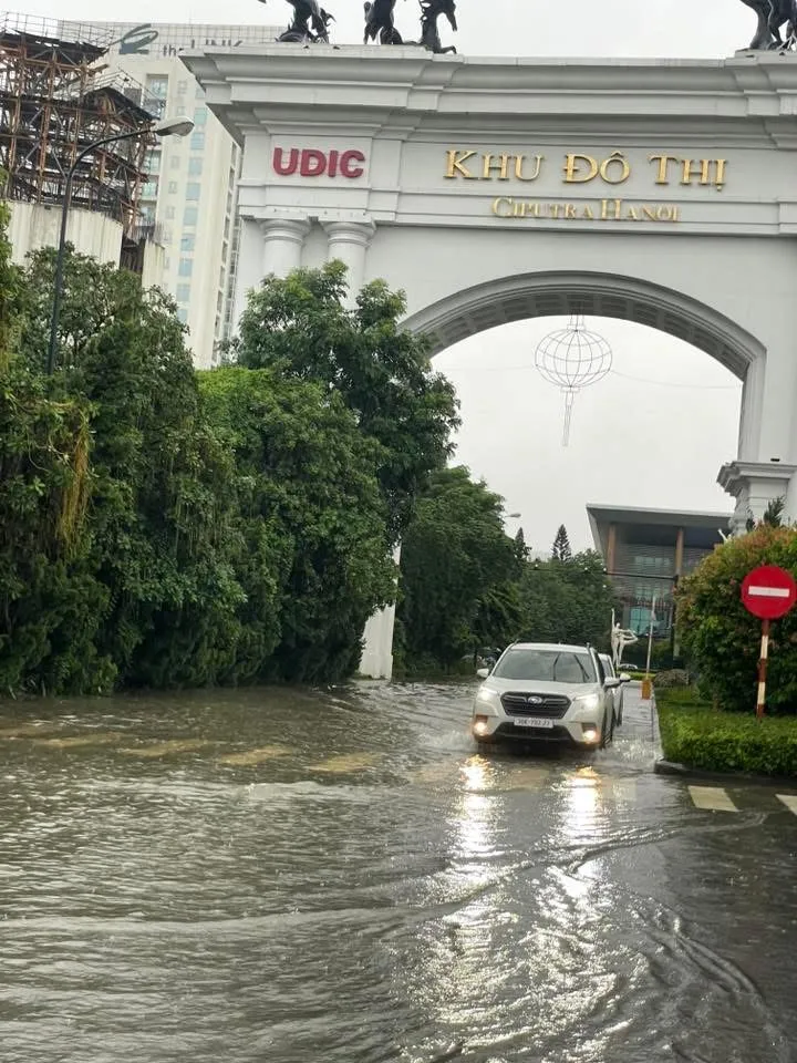 Khu biệt thự tiền tỷ Ciputra Hà Nội sáng 28-8 còn ngập nước chưa rút hết. Ảnh: PHƯƠNG THẢO IMG_1943.jpeg