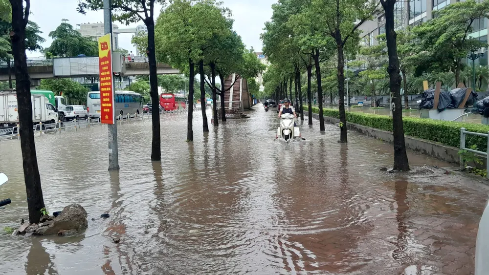 Đường từ Nhật Tân xuống đường Võ Chí Công ở Hà Nội sáng 28-8. Ảnh: NHƯ TRƯỜNG IMG_1944.jpeg