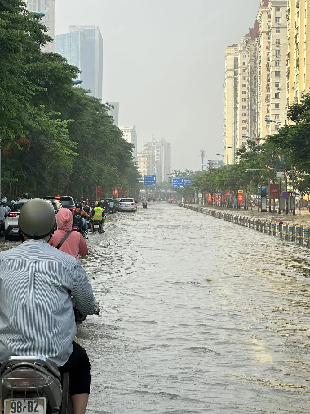 Đường Võ Chí Công ở phía Bắc Hà Nội vẫn ngập nặng sáng nay 28-8. Ảnh: NGUYỄN THẨM IMG_1949.jpeg