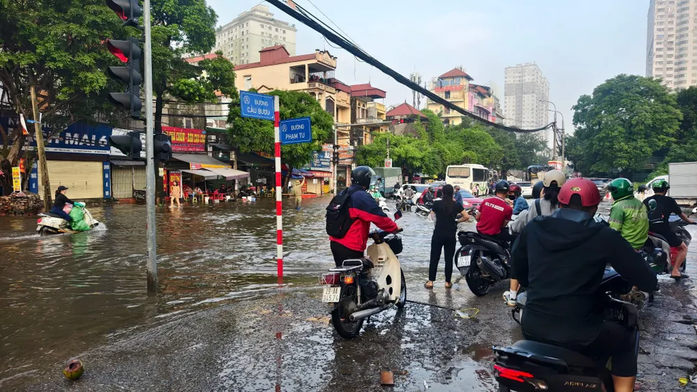 Do nước sông Nhuệ dâng cao (ách tắc bởi lũ sông Đáy) nên nước ngập ở khu Hà Đông (Hà Nội) sáng 28-8 vẫn không tiêu thoát được IMG_1957.jpeg
