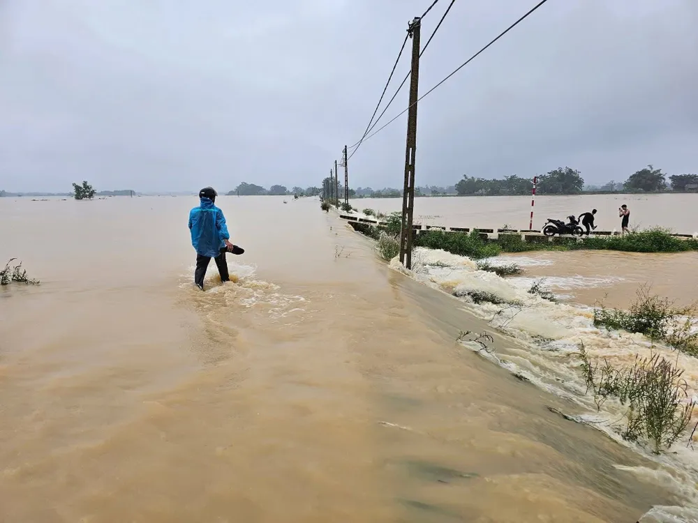 Nước tràn ở khu vực đê Bùi 2 (sông Bùi qua phía Tây Nam Hà Nội). Ảnh: MXH IMG_1967.jpeg