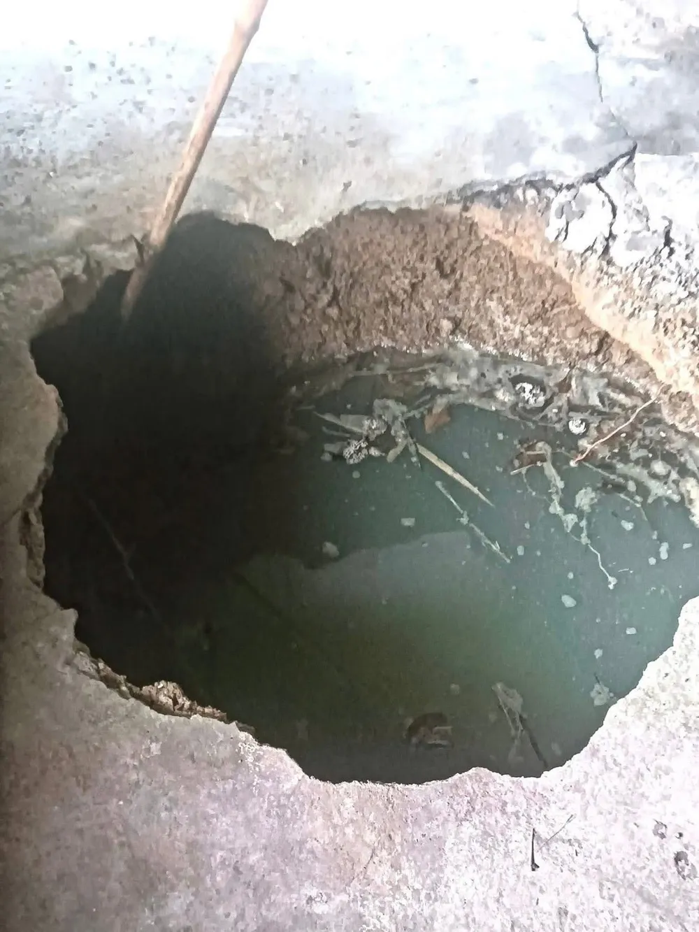 Hố sâu ít nhất 7m xuất hiện trong nhà dân IMG_1994.jpeg