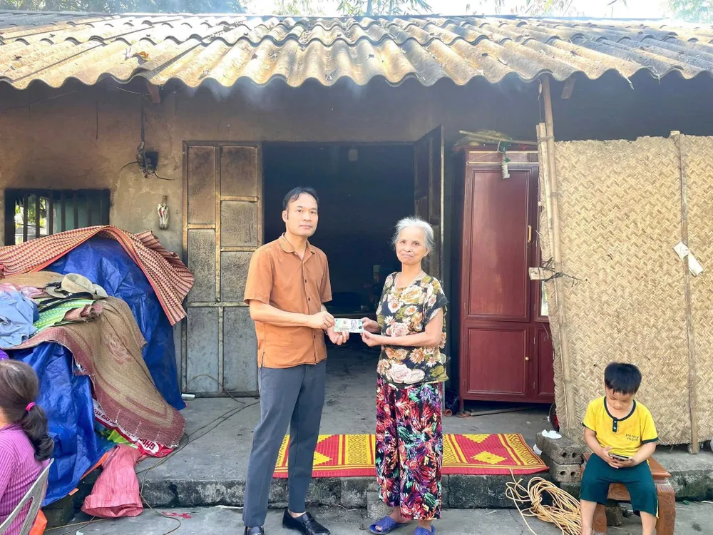 Đại diện chính quyền địa phương và người dân chung sức hỗ trợ gia đình bà Xuân. Ảnh: LÊ PHƯƠNG IMG_1995.jpeg