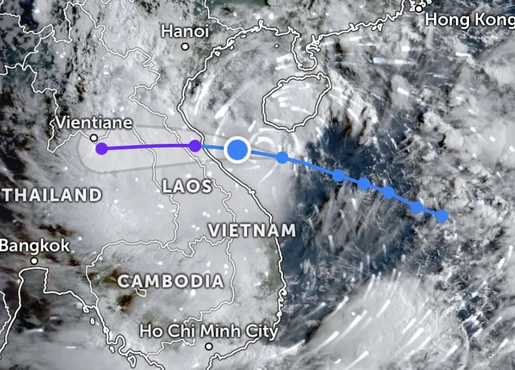 Ảnh vệ tinh tâm áp thấp nhiệt đới cập nhật lúc 7 giờ 30 từ nền tảng Zoom Earth IMG_2019.jpeg