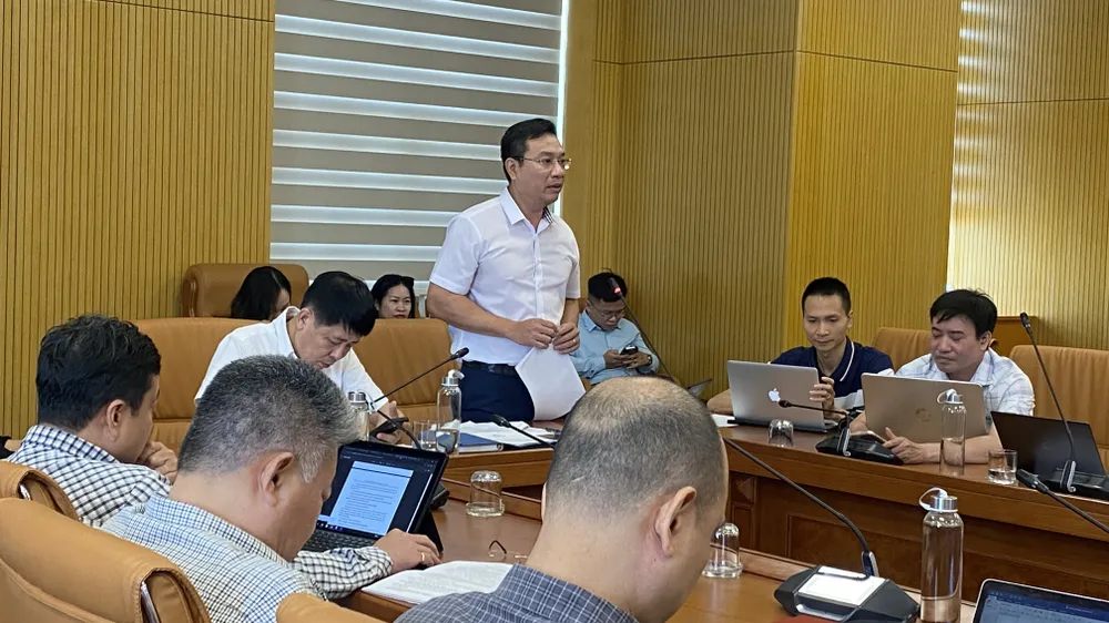 Ông Hồ Kiên Trung, Phó Cục trưởng Cục Môi trường, trả lời báo chí, ngày 4-9. Ảnh: PHÚC HẬU IMG_2094.jpeg