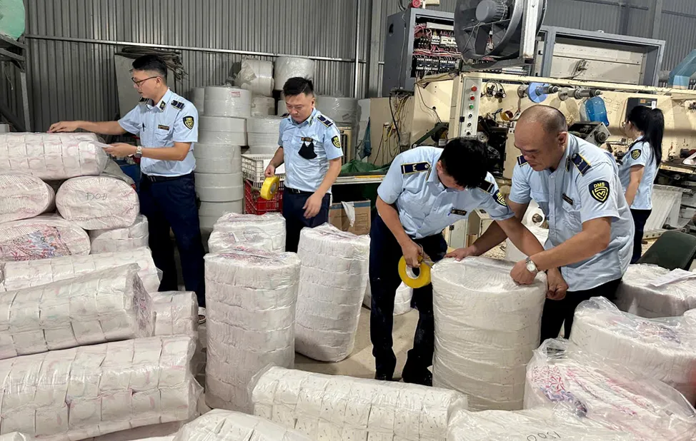 Lực lượng chức năng kiểm đếm lượng hàng vi phạm. Ảnh: DMS IMG_2181.png