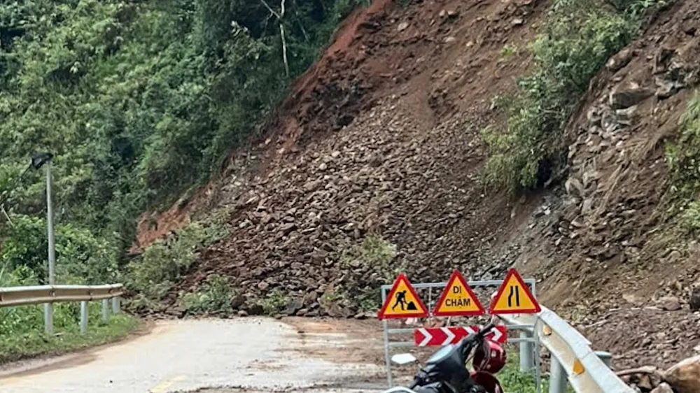 Đất đá sạt xuống, trùm kín Quốc lộ 32 qua xã Púng Luông (Lào Cai) từ chiều 9-9, đến sáng 10-9 đã được khơi thông IMG_2219.jpeg