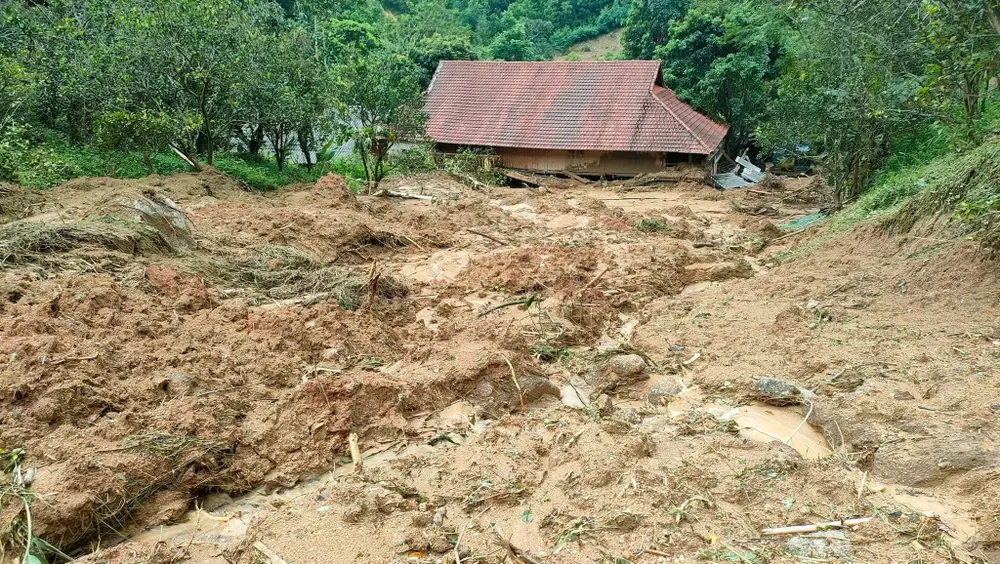 Mưa lớn kéo dài từ ngày 13 đến sáng 14-9 tại tỉnh Tuyên Quang, gây sạt lở tại xã Yên Phú. Ảnh: TUẤN TÚ IMG_2299.jpeg
