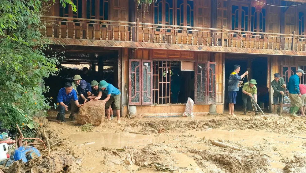 Bùn đất theo mưa tràn vào nhà cửa ở xã Yên Phú IMG_2300.jpeg