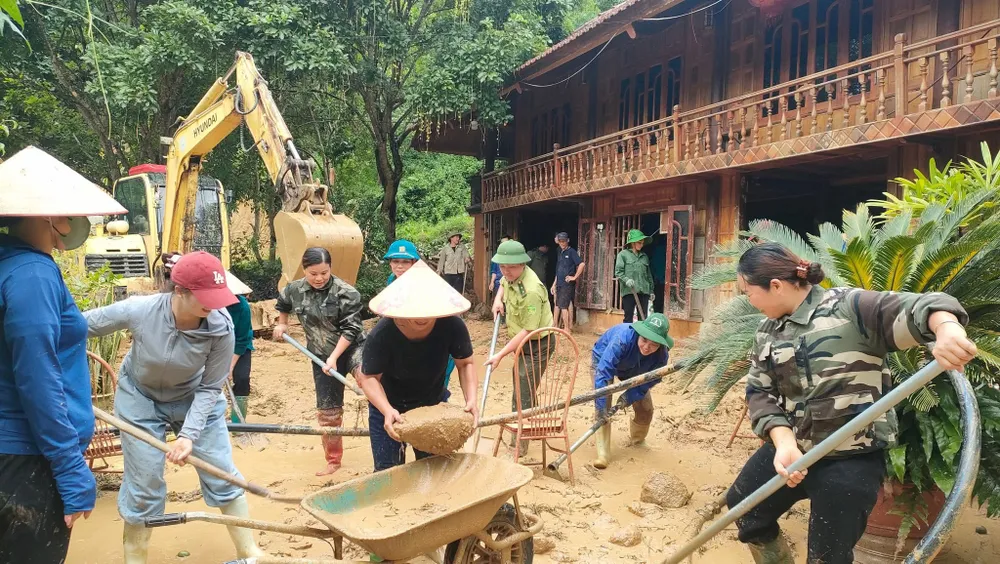 Người dân dọn dẹp bùn đất sau mưa tại thôn Nắc Con (xã Yên Phú, tỉnh Tuyên Quang) IMG_2302.jpeg