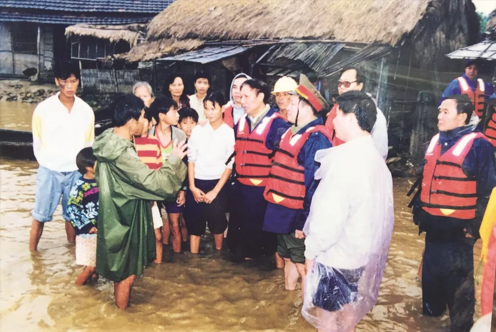 សមមិត្ត Le Huy Ngo បានដឹកនាំដោយផ្ទាល់នូវការឆ្លើយតបចំពោះទឹកជំនន់ជាប្រវត្តិសាស្ត្រនៅវៀតណាមកណ្តាលក្នុងឆ្នាំ 1999។ រូបថត៖ បណ្ណសារ IMG_2359.jpeg