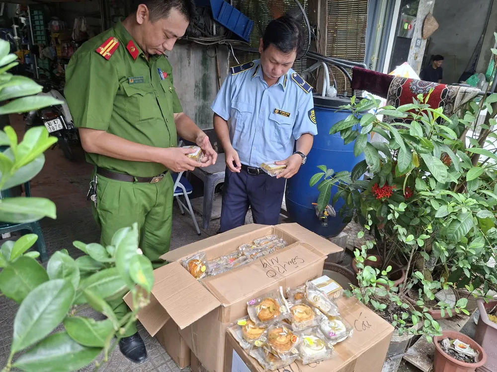 Lực lượng quản lý thị trường và công an ngăn chặn tình trạng kinh doanh bánh Trung thu lậu tại các phường: Hà Đông, Dương Nội, Phú Lương… (Hà Nội) IMG_2378.jpeg