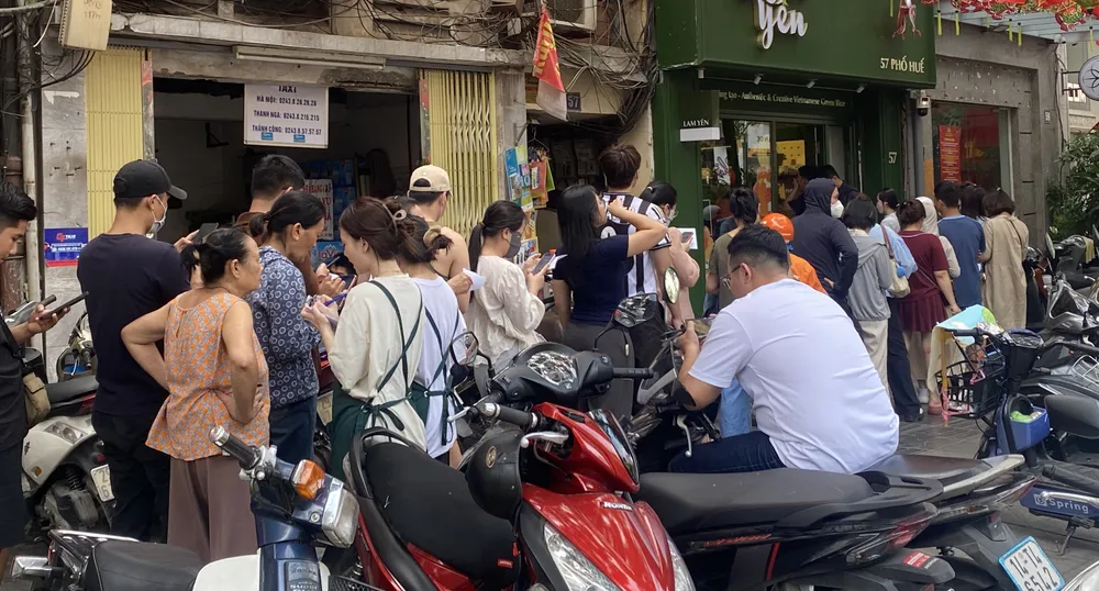 Người dân xếp hàng chờ mua bánh tại Phố Huế (Hà Nội) IMG_2347.jpeg