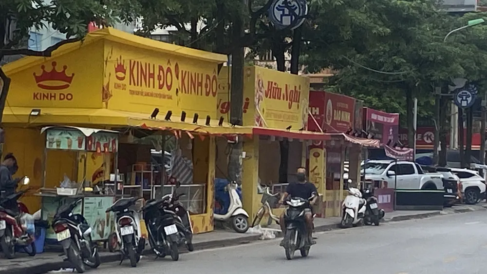 Các sạp bánh dựng tràn vỉa hè đường Ngô Thì Nhậm (Hà Đông - Hà Nội), lấn chiếm lối đi của người đi bộ IMG_2388.jpeg