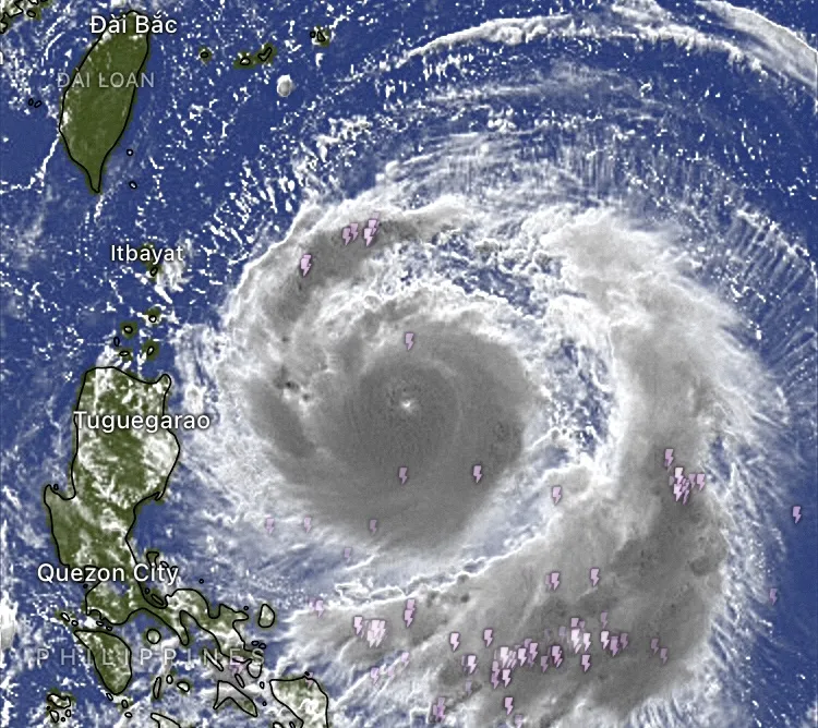 Ảnh vệ tinh đĩa mây của siêu bão Sagasa và mắt bão lúc 6 giờ ngày 21-9. Nguồn: WINDY IMG_2473.jpeg
