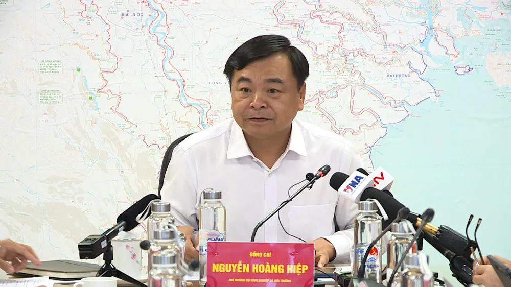 Thứ trưởng Bộ Nông nghiệp và Môi trường Nguyễn Hoàng Hiệp chủ trì cuộc họp ứng phó siêu bão, chiều 22-9. Ảnh: ĐỨC HIẾN IMG_2530.jpeg