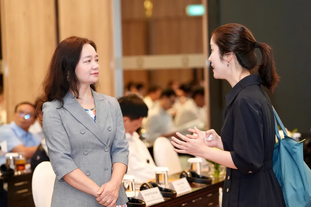 Bà Nguyễn Thị Lâm Giang (bên trái), Cục trưởng Cục Đổi mới sáng tạo, chuyển đổi xanh và khuyến công, trao đổi với báo chí tại hội thảo IMG_2648.jpeg