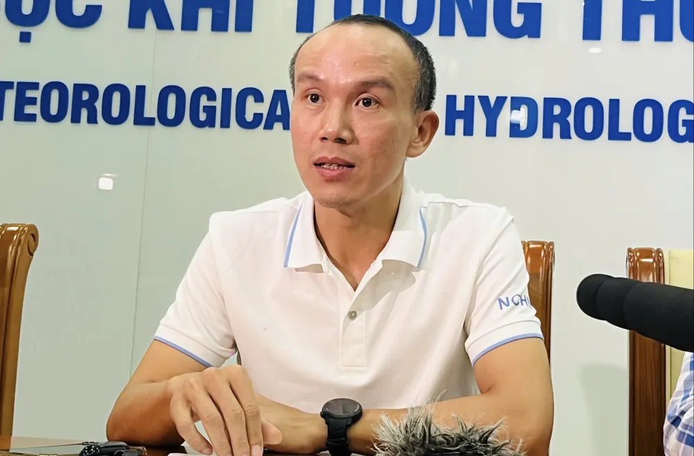 Đại diện Trung tâm Dự báo khí tượng - thủy văn quốc gia thông tin với báo chí chiều 27-9 IMG_2762.jpeg