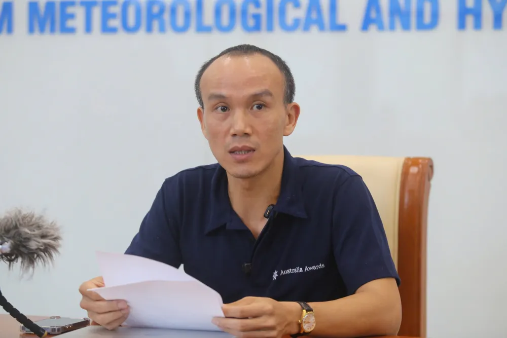 Ông Hoàng Phúc Lâm, Phó Giám đốc Trung tâm Dự báo khí tượng - thủy văn quốc gia, chủ trì cuộc trao đổi thông tin, chiều 28-9 IMG_2781.jpeg