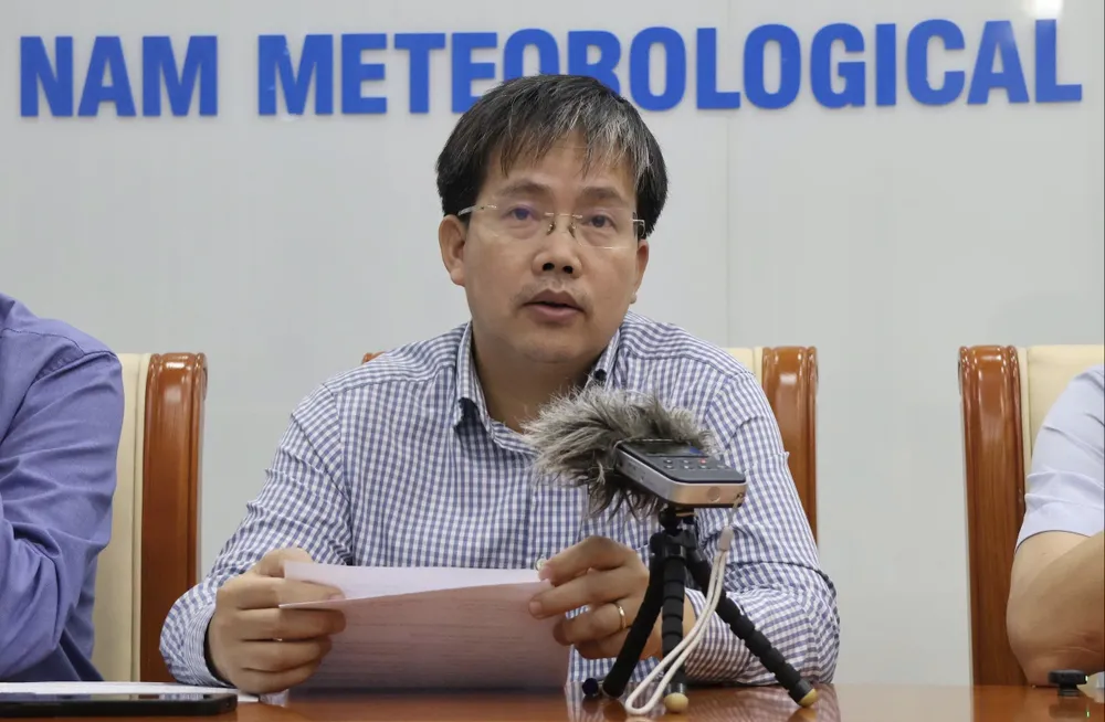 Giám đốc Trung tâm Dự báo khí tượng - thủy văn quốc gia Mai Văn Khiêm thông tin về hiện tượng vòi rồng, ngày 29-9 IMG_2865.jpeg