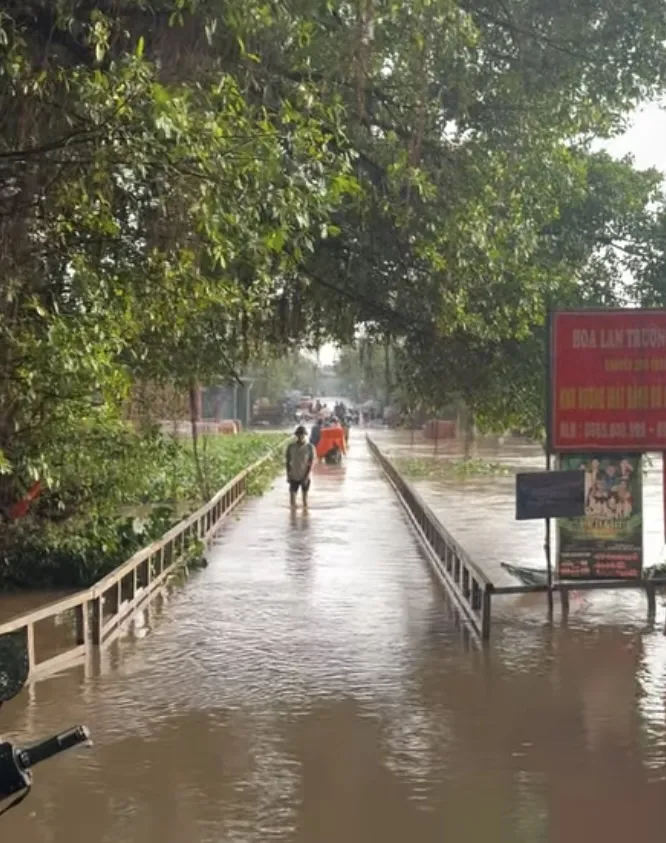 Nước lũ sông Đáy đã dâng ngập mặt cầu Đại Thành nối xã Hưng Đạo và An Khánh, sáng 1-10 IMG_2926.jpeg