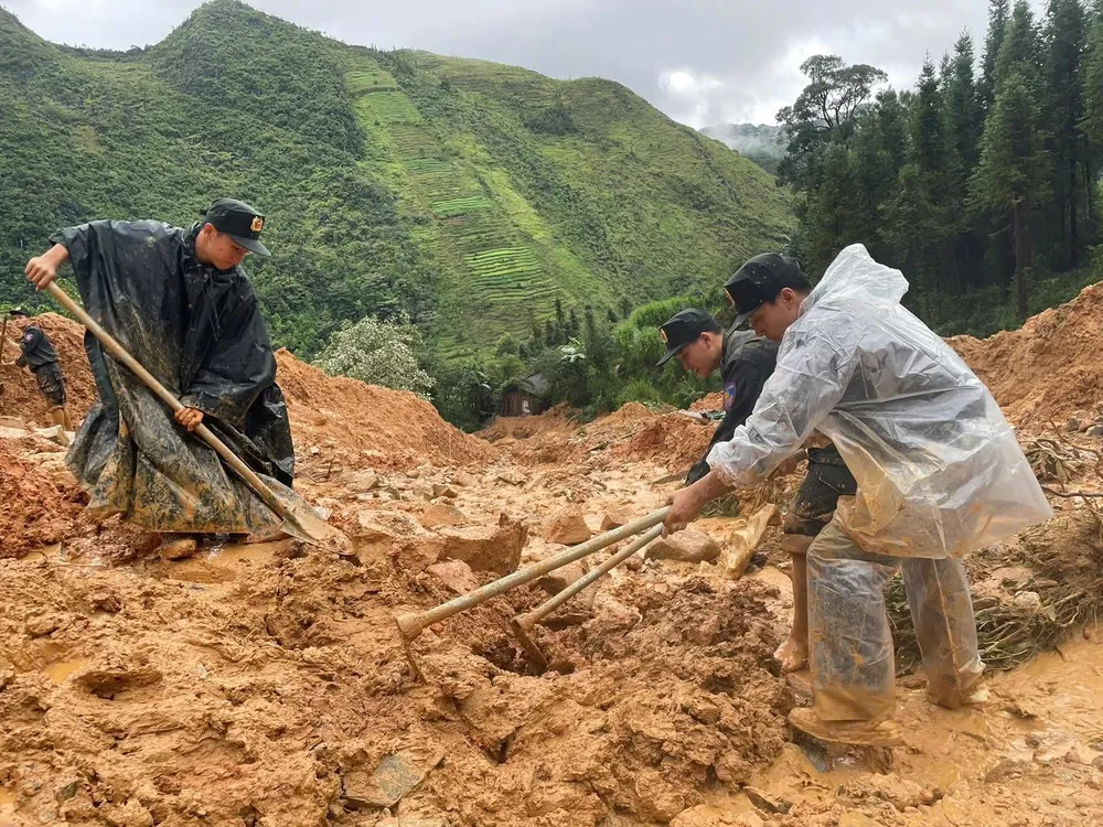 Ngày 1-10, lực lượng chức năng vẫn nỗ lực tìm kiếm 4 nạn nhân trong một gia đình ở xã Lũng Cú (tỉnh Tuyên Quang) bị vùi lấp IMG_2981.jpeg