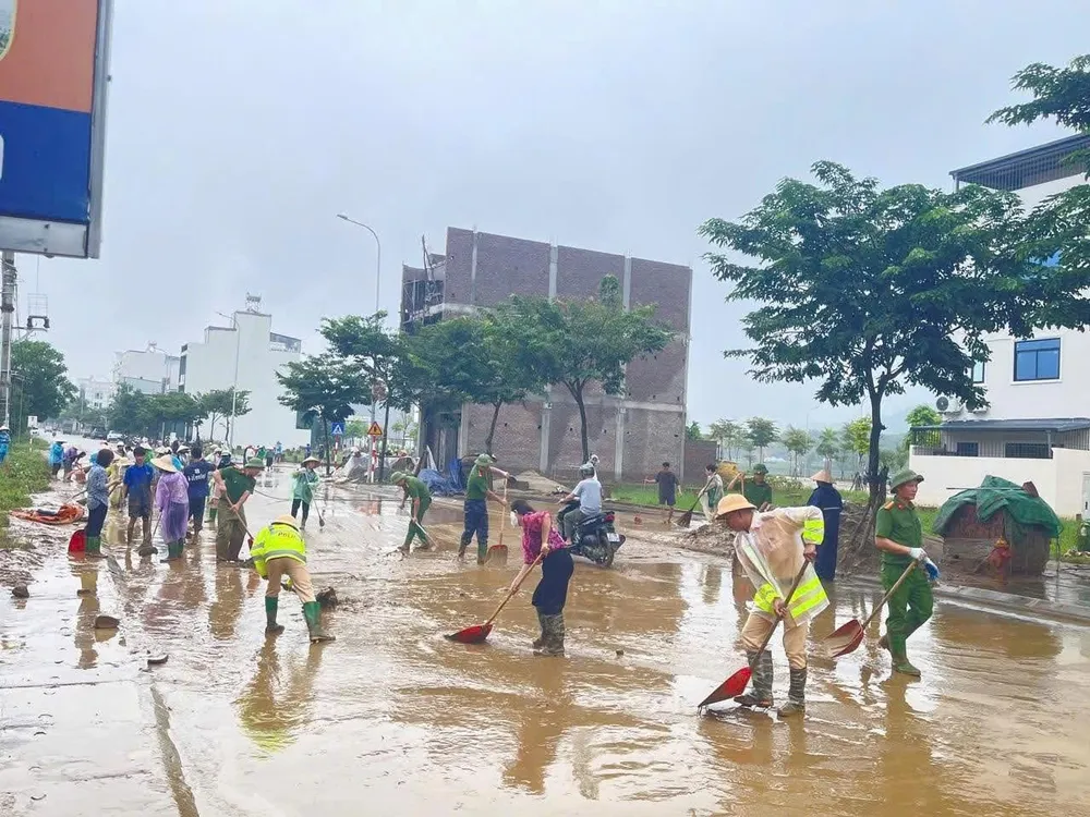 Các lực lượng chức năng cùng người dân ở phường Yên Bái (tỉnh Lào Cai) chung sức dọn dẹp vệ sinh bùn đất sau khi lũ rút, ngày 2-10 IMG_3010.jpeg