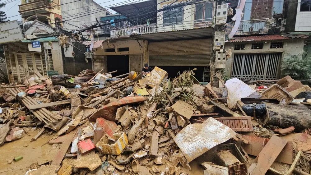 Rác ngập đường sau khi lũ rút ở các phường Hà Giang 1 và 2 (tỉnh Tuyên Quang) ngày 3-10, khối lượng công việc cần khắc phục rất nhiều. Ảnh: TẤT THẮNG IMG_3052.jpeg