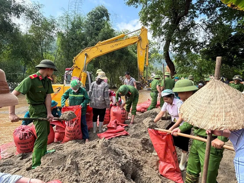 Công an xã Văn Bàn (tỉnh Lào Cai) cùng nhân dân tạo các bao cát để gia cố kè chuẩn bị chống lũ do bão số 11 IMG_3103.jpeg