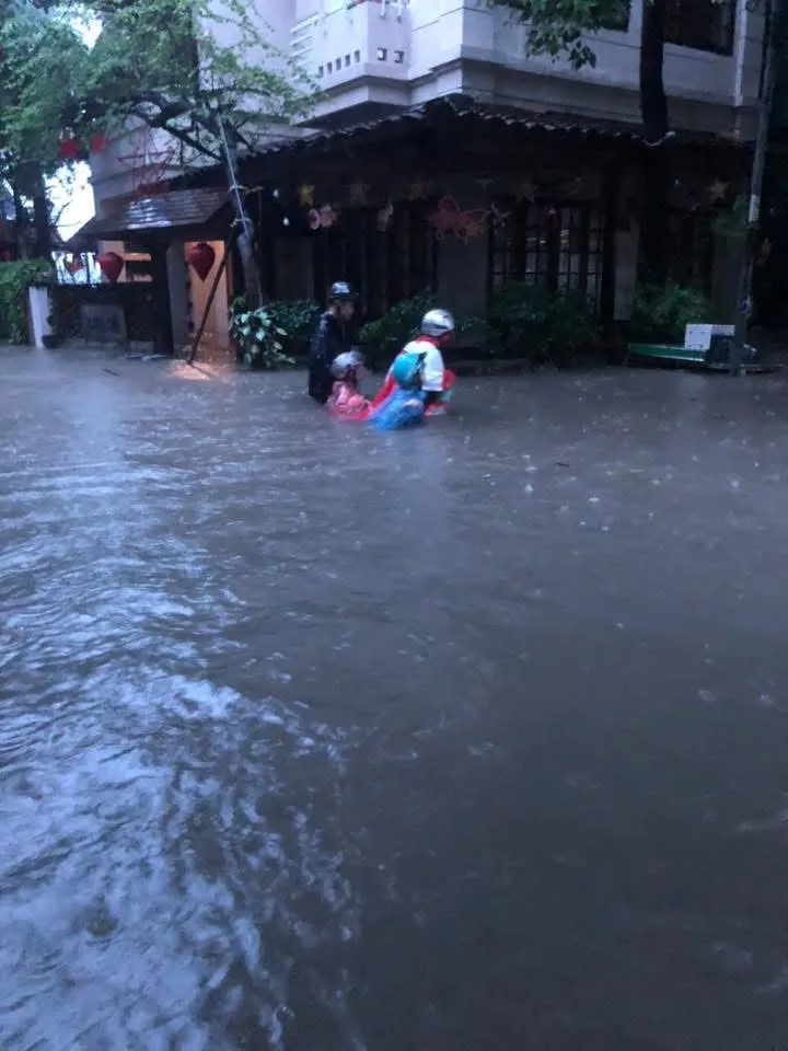 Học sinh ở khu Văn Quán (Hà Đông - Hà Nội) đến trường lúc sáng sớm 7-10 IMG_3227.jpeg