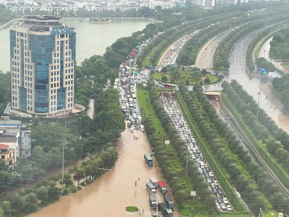 Đại lộ Thăng Long (Hà Nội) tại khúc giao đường Khuất Duy Tiến sáng 7-10. Ảnh: GIANG TRỊNH IMG_3242.jpeg