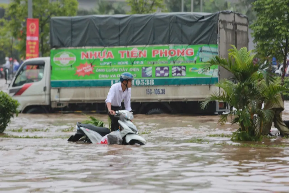 Xe cộ chết máy giữa đường ở Hà Nội vì ngập, sáng 7-10 IMG_3246.jpeg