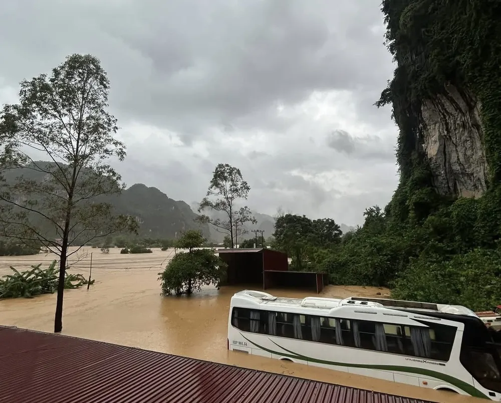 Tại xã Hữu Lũng (tỉnh Lạng Sơn), nhiều nơi đang bị cô lập. Người dân chạy lên tầng 2 tránh lụt. Ảnh do người dân chia sẻ IMG_3262.jpeg