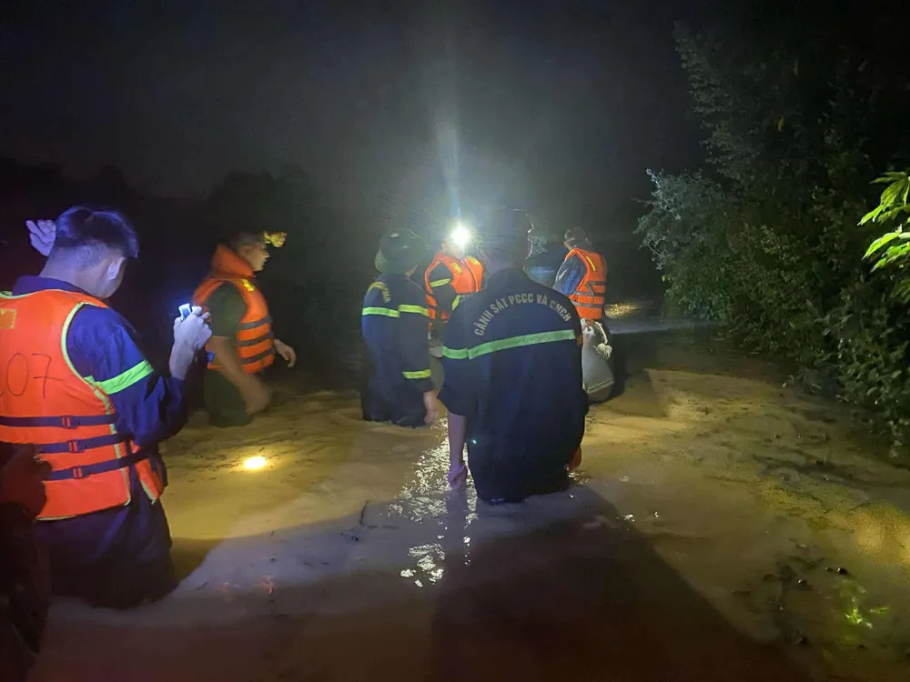 Lực lượng chức năng trắng đêm cứu hộ, sơ tán người dân ở xã Hữu Lũng (tỉnh Lạng Sơn) IMG_3294.jpeg