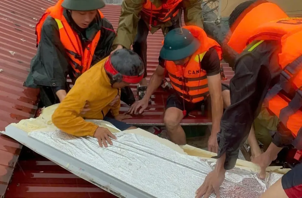 Lực lượng cứu hộ chạy đua toàn tốc lực với thời gian để cứu người dân mắc kẹt. Ảnh: Công an tỉnh Thái Nguyên IMG_3297.jpeg