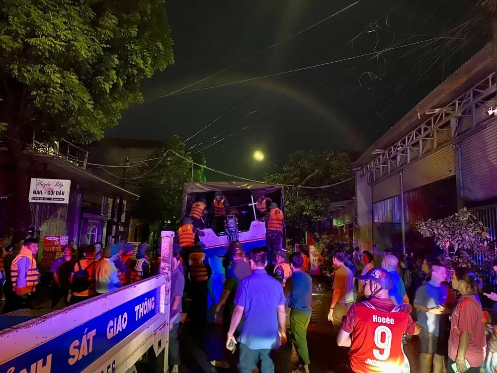 Các lực lượng chức năng ở tỉnh Lạng Sơn được huy động sơ tán người dân ra khỏi vùng nước lũ IMG_3320.jpeg