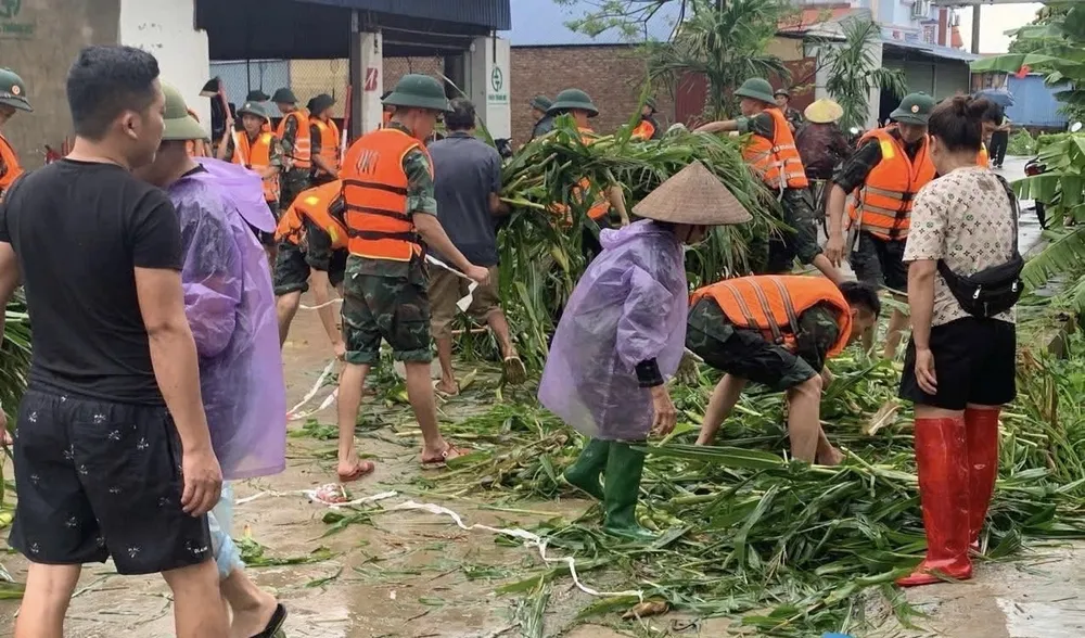 Người dân Thái Nguyên trở về dọn dẹp làng mạc sau khi cơn lũ dữ rút, ngày 9-10. Ảnh: Báo và Đài PTTH tỉnh Thái Nguyên 1J74AUHHR_70AQ71.jpeg