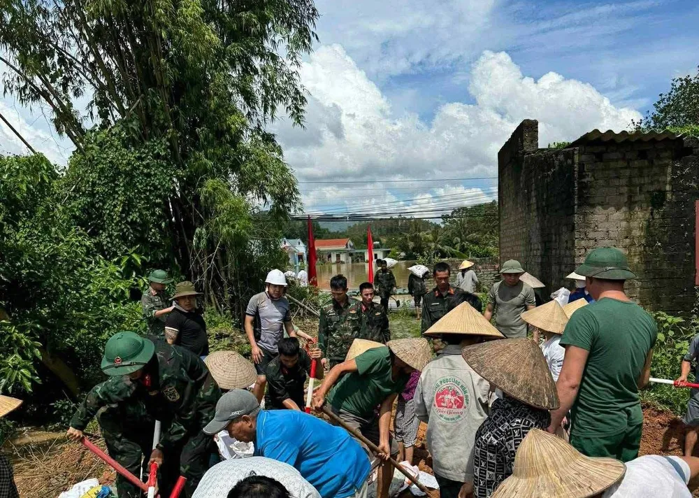 Người dân ở xã Lạng Giang (Bắc Ninh) khẩn trương gia cố đắp đê ngăn lũ từ chiều 8-10 IMG_3353.jpeg