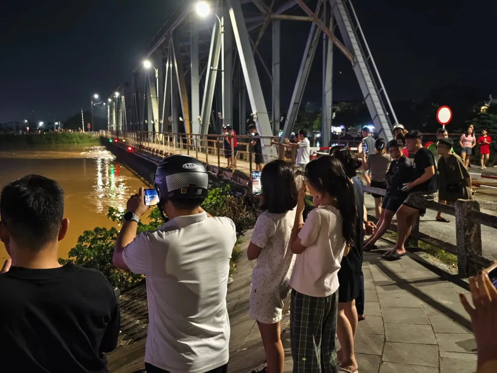 Người dân ở phường Bắc Giang (tỉnh Bắc Ninh) trải qua một đêm không ngủ khi nước lũ từ Thái Nguyên dồn về IMG_3355.jpeg