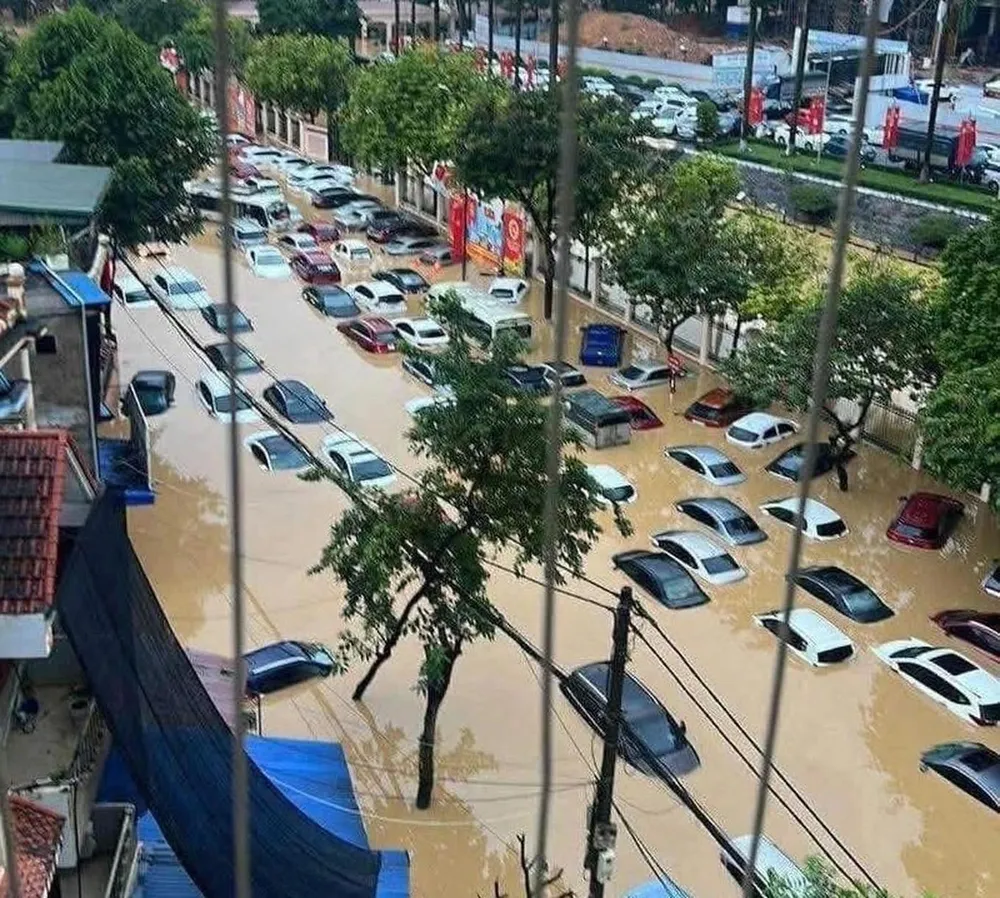 Hàng loạt ô tô ở trung tâm tỉnh Thái Nguyên ngâm trong nước lũ những ngày qua. Ảnh: MXH IMG_3385.jpg