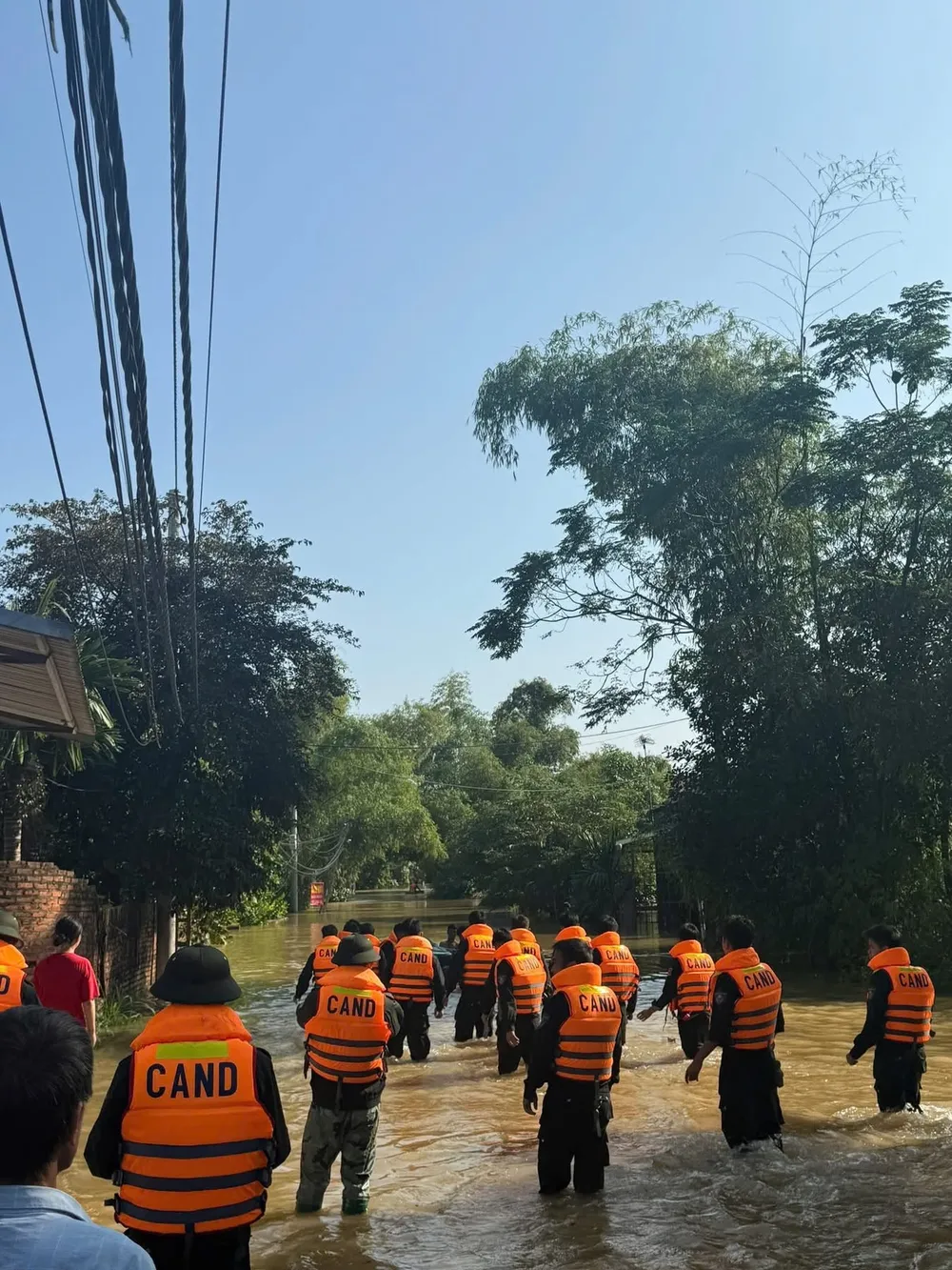Hàng ngàn cán bộ, chiến sĩ được huy động tham gia cứu hộ, sơ tán người dân IMG_3408.jpeg