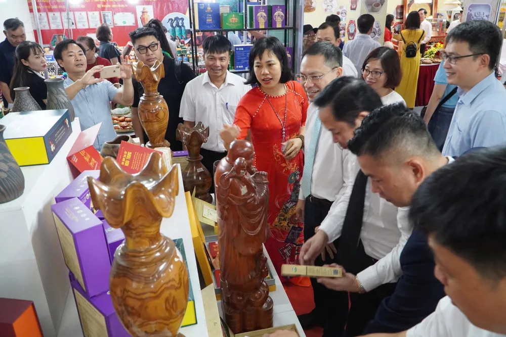 Các đại biểu tham quan các sản phẩm của làng nghề năm 2025 IMG_3416.jpeg