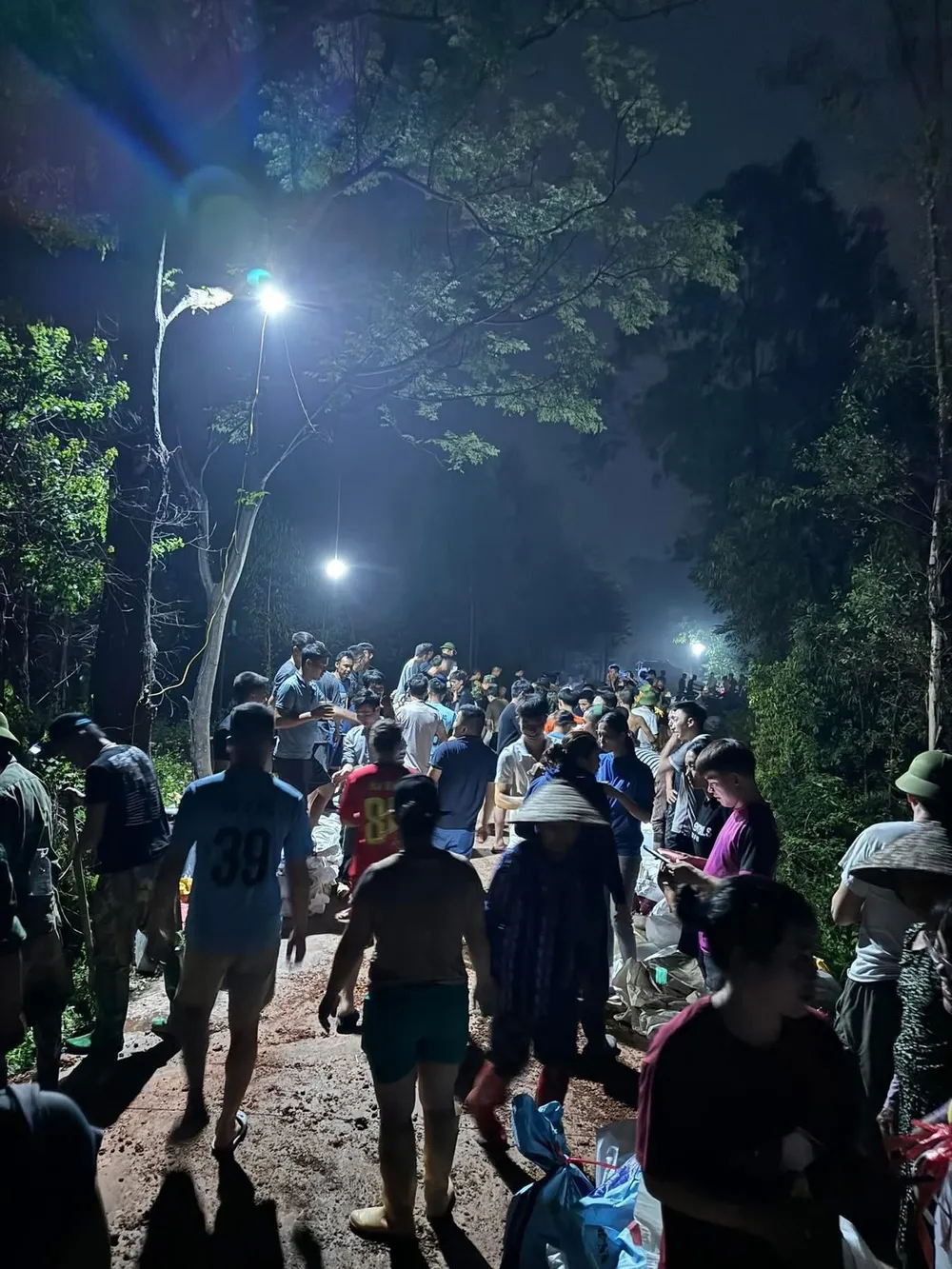 Người dân Bắc Ninh trắng đêm đắp đê ngăn nước lũ tràn vào làng mạc IMG_3427.jpeg