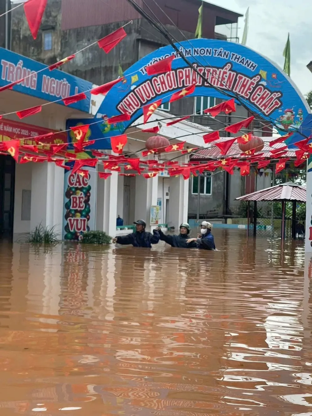 Nước vẫn ngập sâu ở Trường Mầm non Tân Thanh (phường Mỹ Thái, tỉnh Bắc Ninh) ngày 11-10 IMG_3446.jpeg